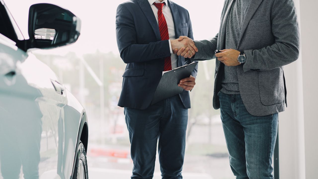 Auto an einen Händler verkaufen: worauf du achten solltest